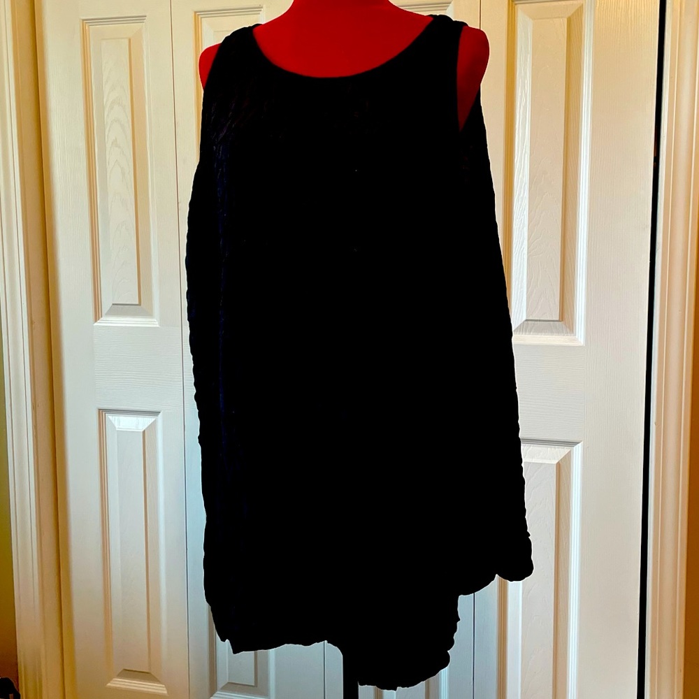 Old navy black blouse with key hole on the back